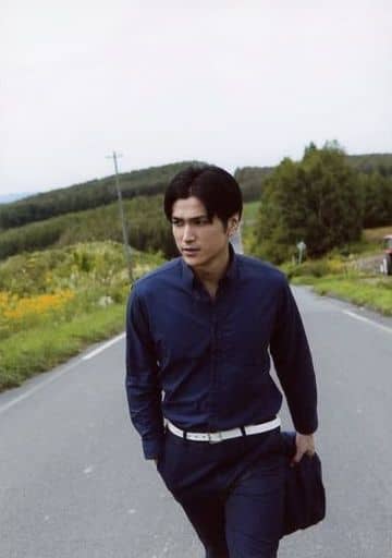 Official photo (male) / actor Daisuke Watanabe / Above the knees ...