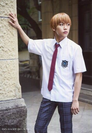 生写真(男性)/俳優 内海啓貴(日吉若)/膝上・制服・右手上げ・顔右向き 