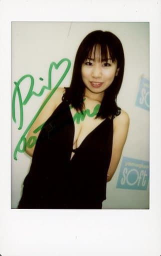 Rio Natsume / with handwritten signature / Upper body / Costume black / Both hands back / Teeth