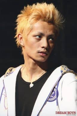 KAT TUN / Kiyoshi Tanaka / Bust up / Costume White. Black / Eye Right ...