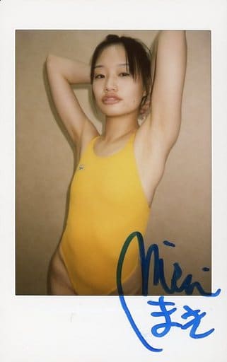 Official photo (female) / Gravure idol ☆ Maki Mizui / with handwritten  signature / Kneecaps / Swimswimsuit yellow / Left / Behind both hands / DVD  「 Monthly Magazine Maki Mizui August