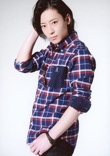 生写真(男性)/俳優 丸目聖人/上半身・衣装青赤黒・チェック柄・右手頭・左手腰・体左向き/「越智・丸目・村上 ファンミーティング」2部 物販