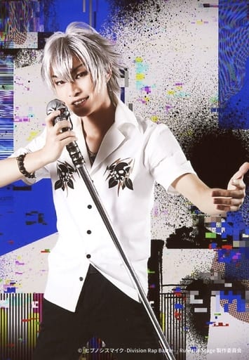 生写真(男性)/俳優 阿部顕嵐(碧棺左馬刻)/膝上・衣装白・黒・右手  