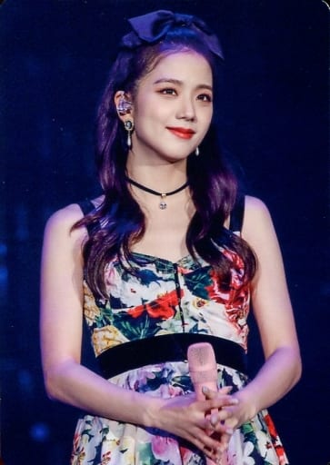 BLACKPINK/JISOO/现场照片·上半身衣服黑白·花朵图案·右手麦克风·背景黑