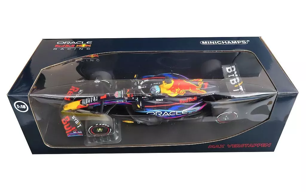 MINICHAMPS】1/18 レッドブル レーシング ルノー RB8 S.ベッテル