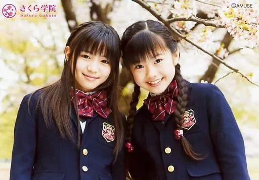生写真(女性)/アイドル/さくら学院　さくら学院/菊地最愛・水野由結/横型・上半身・衣装黒・リボン赤・制服・菊池口閉じ・水野歯見せ・背景桜/「さくら学院生写真 2011年 Vol.1」公式生写真 生写真(女性)/アイドル/さくら学院 さくら学院/菊地最愛・水野由