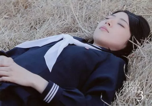 桥本奈奈未/卧式・制服・仰卧・双手合十・闭目/电影「超能力研究部的3
