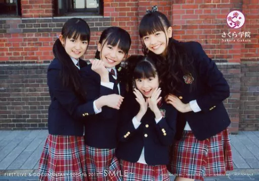 生写真(女性)/アイドル/さくら学院　さくら学院/中元すず香/上半身・衣装黒・白・ネクタイ・制服・首傾げ・両手後ろ/「TOKYO IDOL FESTIVAL 2010」会場物販生写真 駿河屋 - 【買取】さくら学院/三吉彩花・中元すず香/横型
