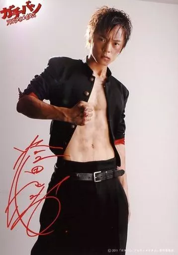 生写真(男性)/俳優 窪田正孝/膝上・衣装黒・赤・学生服・右手グー