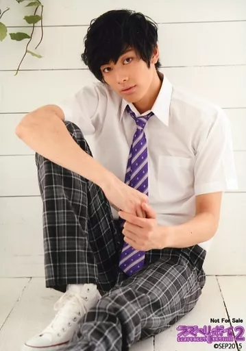生写真(男性)/俳優 東啓介/膝上・座り・衣装白・グレー・チェック柄 