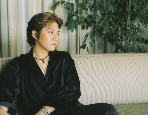 生写真(男性)/歌手 石井竜也/横型・膝上・衣装黒・座り・右向き/写真集
