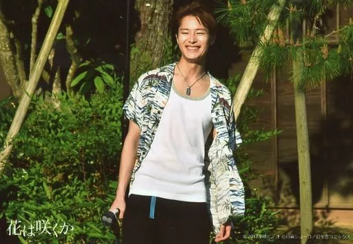 生写真(男性)/俳優 塩野瑛久(久藤本浩輝)/横型・膝上・衣装緑.白・笑顔