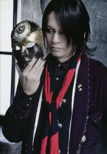 Buck-Tick / Atsushi Sakurai / Upper body / Right hand mask