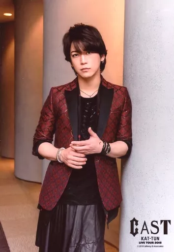 生写真(ジャニーズ)/アイドル/KAT-TUN KAT-TUN/亀梨和也/膝上・衣装赤