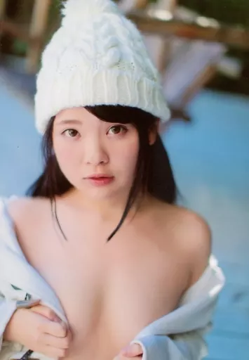 趣向倶楽部　アイドル Official photo (female) / Gravure idol Mai Takeuchi / Bust Up / Costume  White / Naked / Knit Hat / Both Hands Coat / Outdoor / DVD 「 Crazy My Girl  」 Special Official photo | Goods / Accessories | Suruga-ya.com