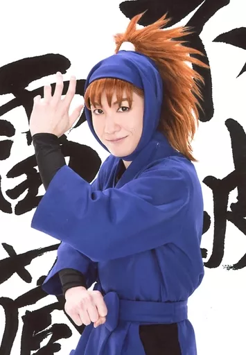 生写真(男性)/俳優 吉田翔吾(不破雷蔵)/膝上・衣装青・左手上げ・背景