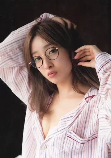 梅田彩佳/上半身・衣服粉紅色・眼鏡・雙手發・背景黑色/首次寫真集