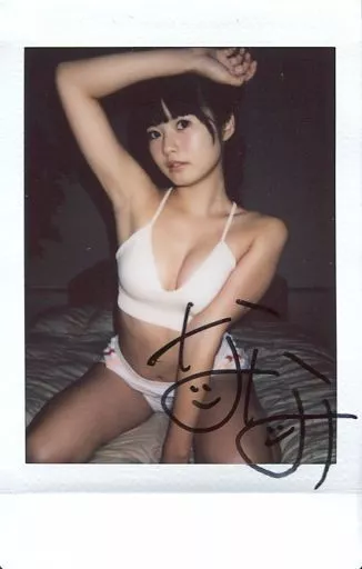 Official photo (female) / Gravure idol * Miyakoshi Nijiumi / with  handwritten signature / Knee-up / Sitting / Costume white red / Right hand  raised head / Face diagonally left / DVD 「