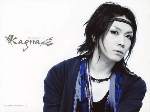 Kagrra，/女雅/橫型・豐胸・服裝黑・藍色・背景白・<Kagrra