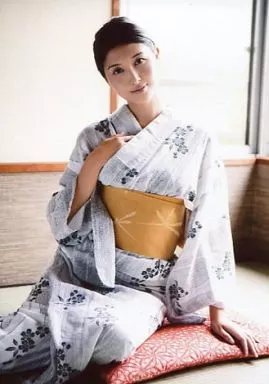 Official photo (female) / Gravure idol Manami Hashimoto / Kimono Gray /  Right Hand Chest / Sitting / DVD 