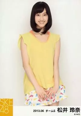 松井玲奈 私服" 生写真(AKB48・SKE48)/アイドル/SKE48 松井玲奈/膝上・衣装黄色・両手下・「ネオンカラー私服衣装」/「2013.06」個別生写真 |  雑貨・小物 | Suruga-ya.com