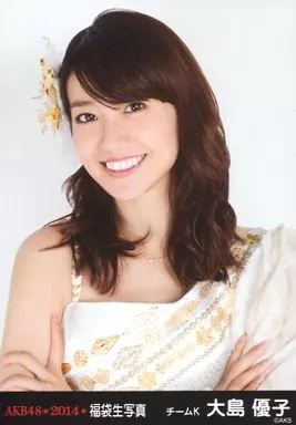 生写真(AKB48・SKE48)/アイドル/AKB48　大島優子/バストアップ/｢フォトキャンディー｣特典 駿河屋 -<中古>大島優子/バストアップ・水着水色・左手腰・首