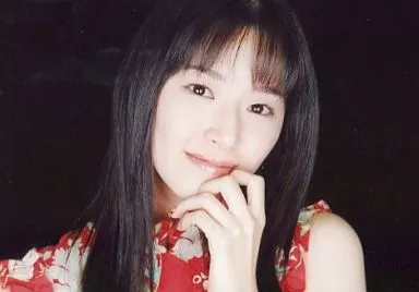 生写真(女性)/声優 田中理恵/横型・顔アップ・衣装赤・左手あご