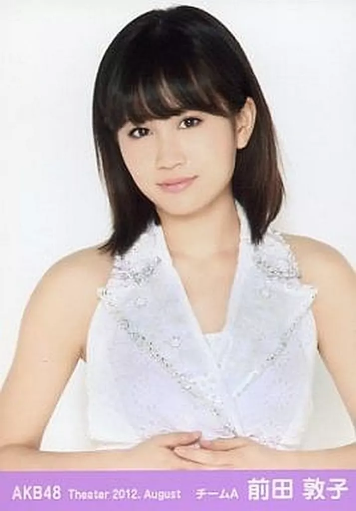 05年12月、東京・秋葉原のAKB48劇場で歌う（右から