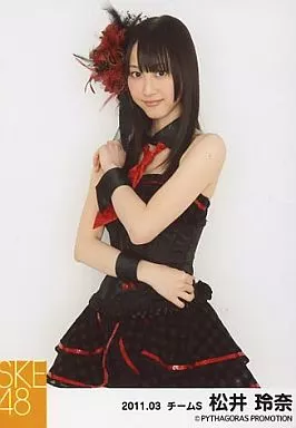 生写真(AKB48・SKE48)/アイドル/SKE48 松井玲奈/膝上・両手で体