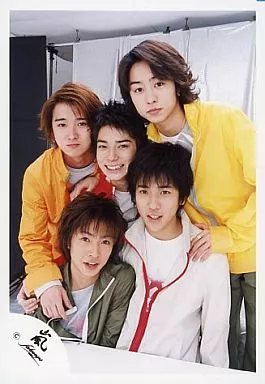 生写真(ジャニーズ)/アイドル/嵐 嵐/5人/櫻井、二宮の肩に手・松本