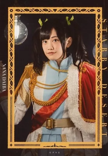 生写真(女性)/声優 小泉萌香(大場なな)/上半身・右手曲げ・枠黄色