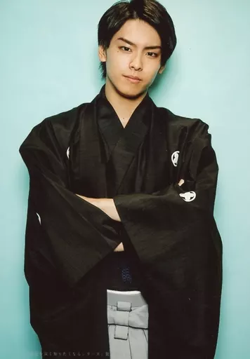 生写真(男性)/俳優 高野洸/上半身・着物黒・腕組み・背景緑/「歴