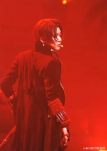 生写真(男性)/俳優 佐藤流司(加州清光)/ライブフォト・膝上