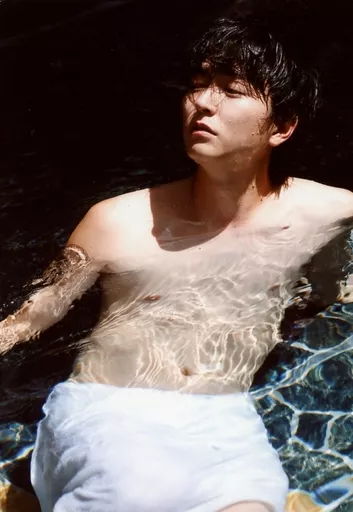 Official photo (male) / actor Yu Inaba / Kneecap / Nude / Towel / Face ...