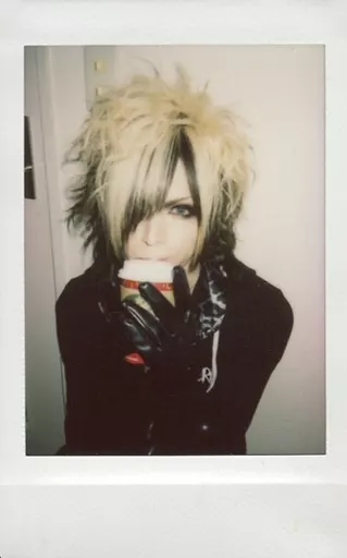 DIAURA/yo-ka/上半身・衣物黑色・双手纸杯・附嘴・背景白色/生Cheki