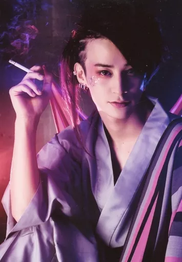 生写真(男性)/俳優 高崎翔太/上半身・衣装グレー・黒・ピンク