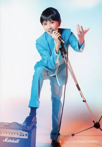 生写真(男性)/俳優 板垣李光人(上越線)/全身・右手マイクスタンド