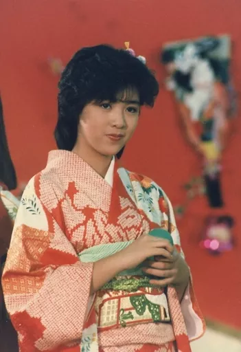 Official photo (female) / actress Momoko Kikuchi / Upper Body