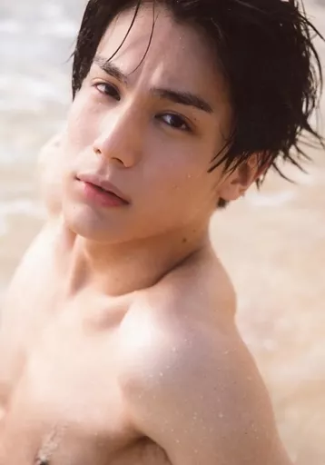 生写真(男性)/俳優 中川大志/バストアップ・裸・両手下げ・体左向き