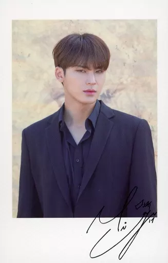 SEVENTEEN/MINGYU (Kim Min-gyu) / upper body / costume black