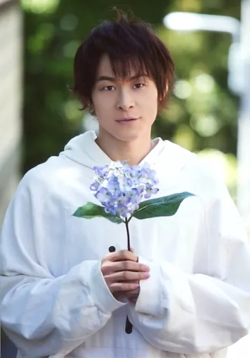 【本日特価】 生写真(男性)/俳優 藤原祐規/上半身・衣装白・両手紫陽花・私服 男性タレント