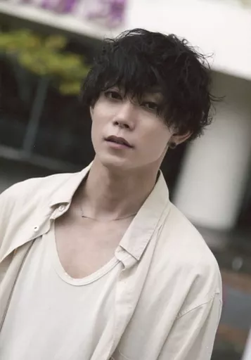 Yuki Tamakiページ Yuki Tamaki / Bust up, Costume White, Mouth Half Open, Outdoor