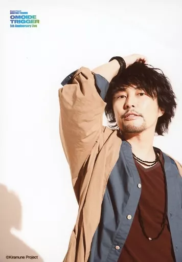 生写真(男性)/声優 吉野裕行/上半身・衣装茶・グレー・ベージュ
