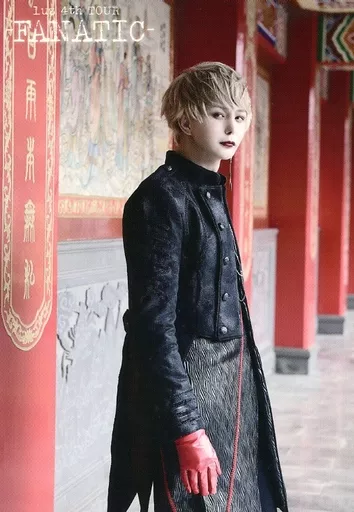 Official photo (Male) / Singer Luz / above the knees / 