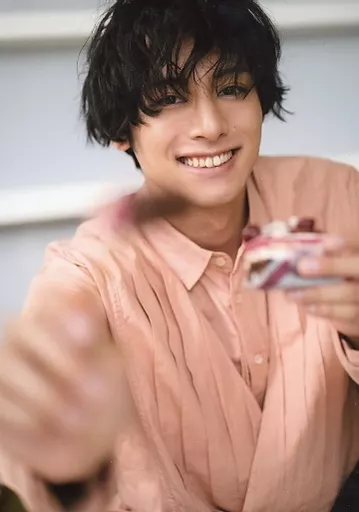 生写真(男)/演员立花裕大/上半身·坐/