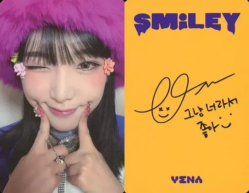 yena smiley behind book イェナ｜エンタメ/ホビー