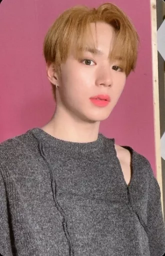 WEi / Kim JunSeo (Kim JunSeo) / Back black / red / CDs 