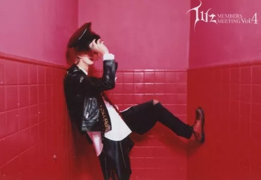 Official photo (Male) / Singer Luz / Horizontal / Above the Knee