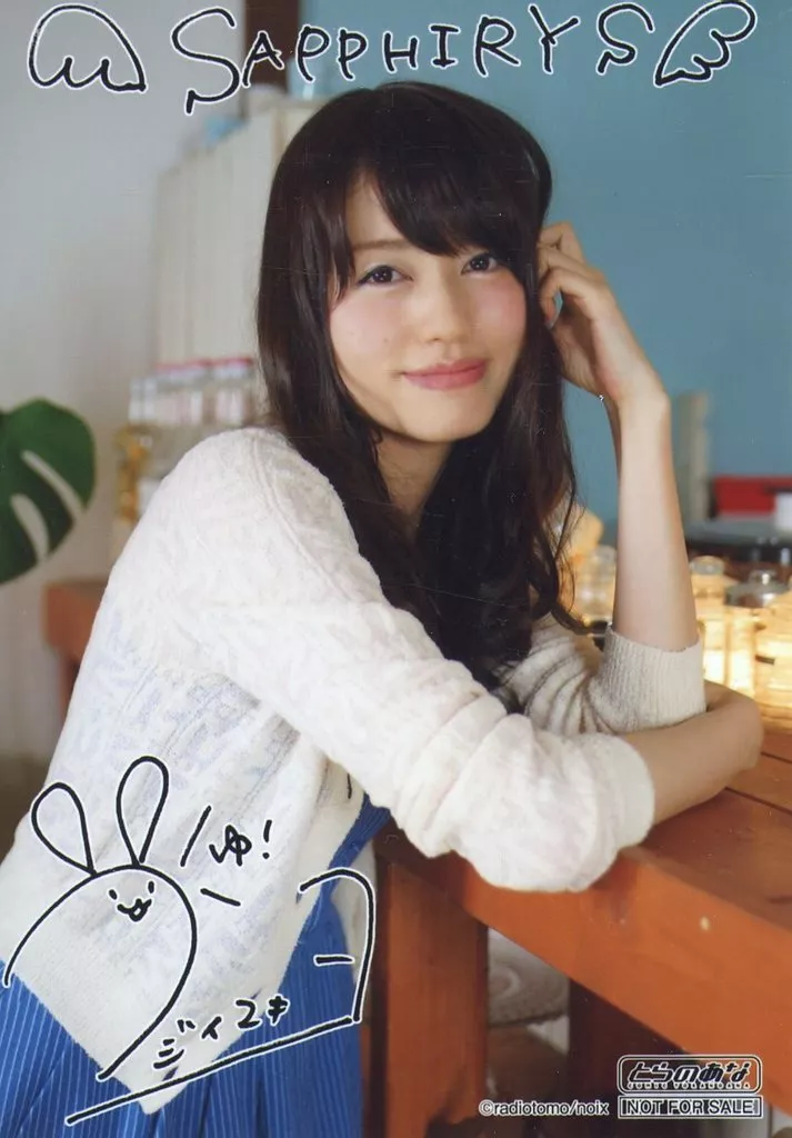 Official photo (female) / voice actor Yukiyo Fujii / With Print