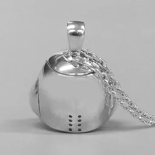 銀製品・指輪・アクセサリー　イデア・シュラウド 寮長の杖のネックレス 「ディズニー ツイステッドワンダーランド展 ヴィランズから生まれた世界」 Fa997llUIAAfJST-240x240.jpg